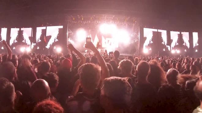 Multidão em evento com luzes de palco